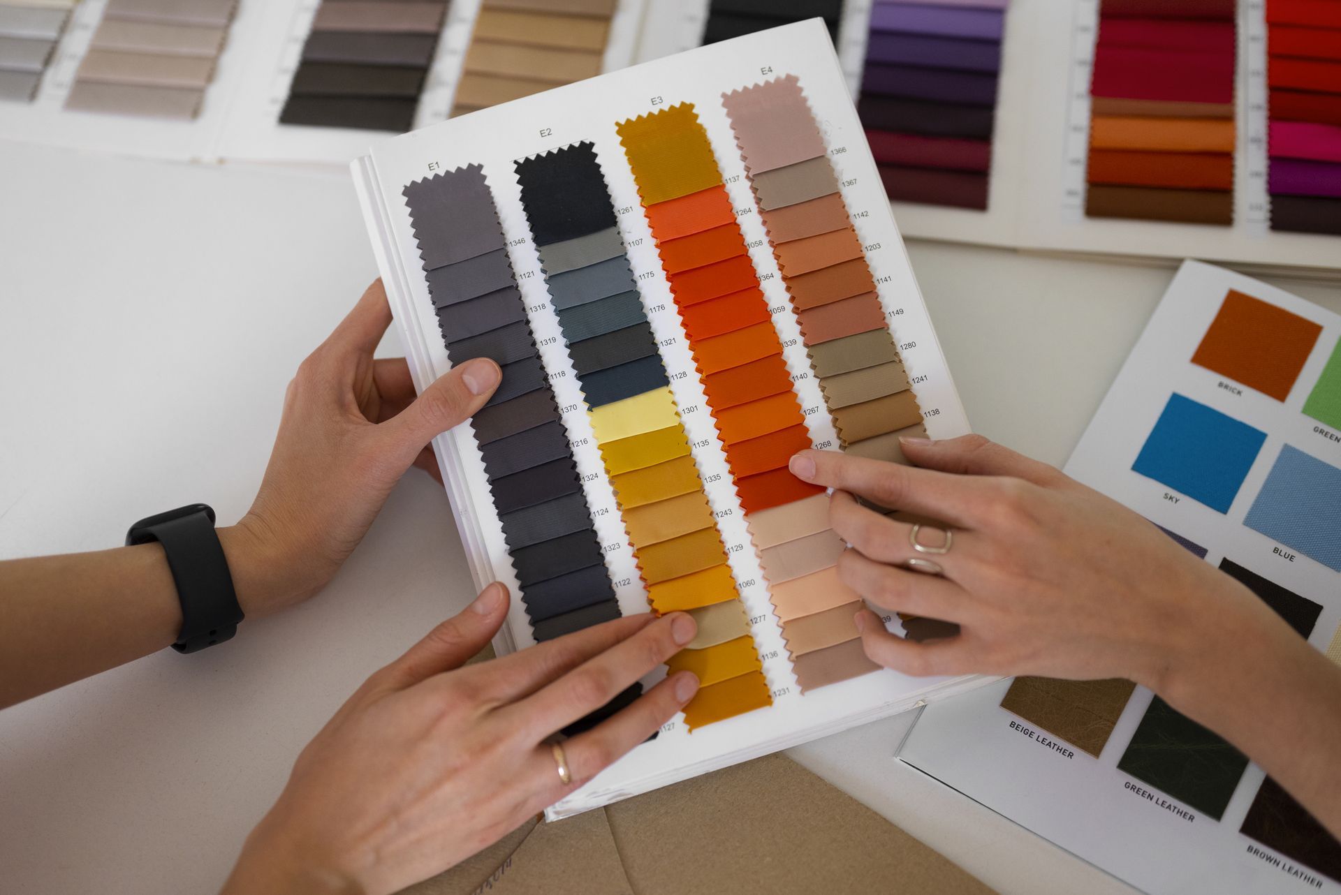 Pantone-guided custom yarn dyeing for pet accessories